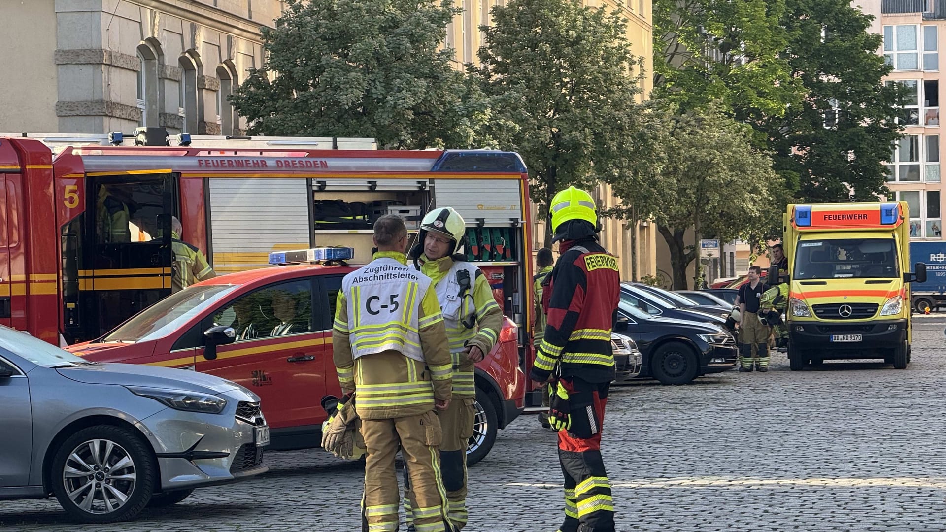 Die Feuerwehr am Einsatzort: Sie rückte mit vielen Kräften zur Schule aus.