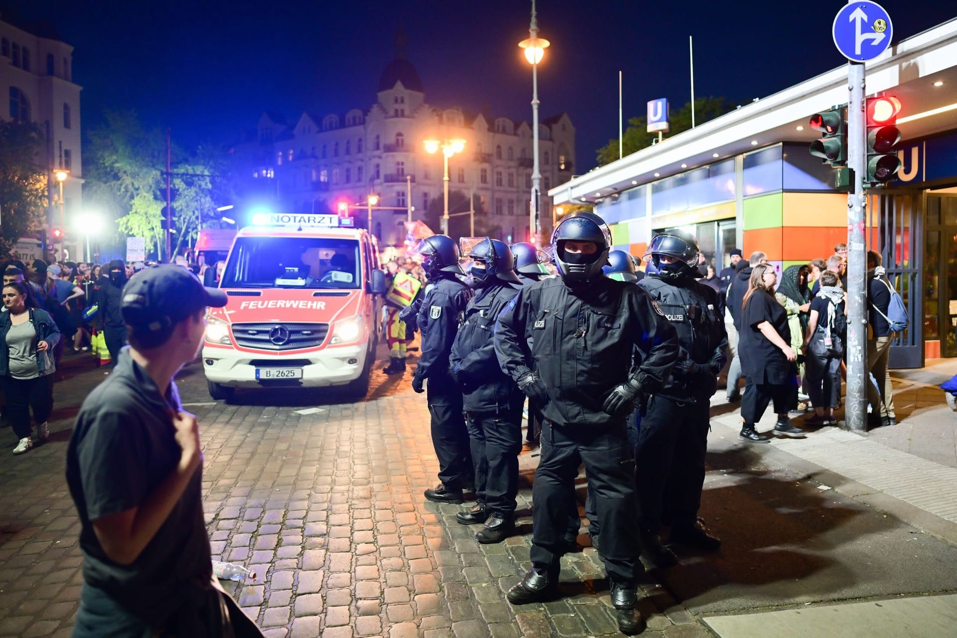 Polizeibeamte stehen nach der "Revolutionären 1. Mai-Demo 2025" am Südstern.