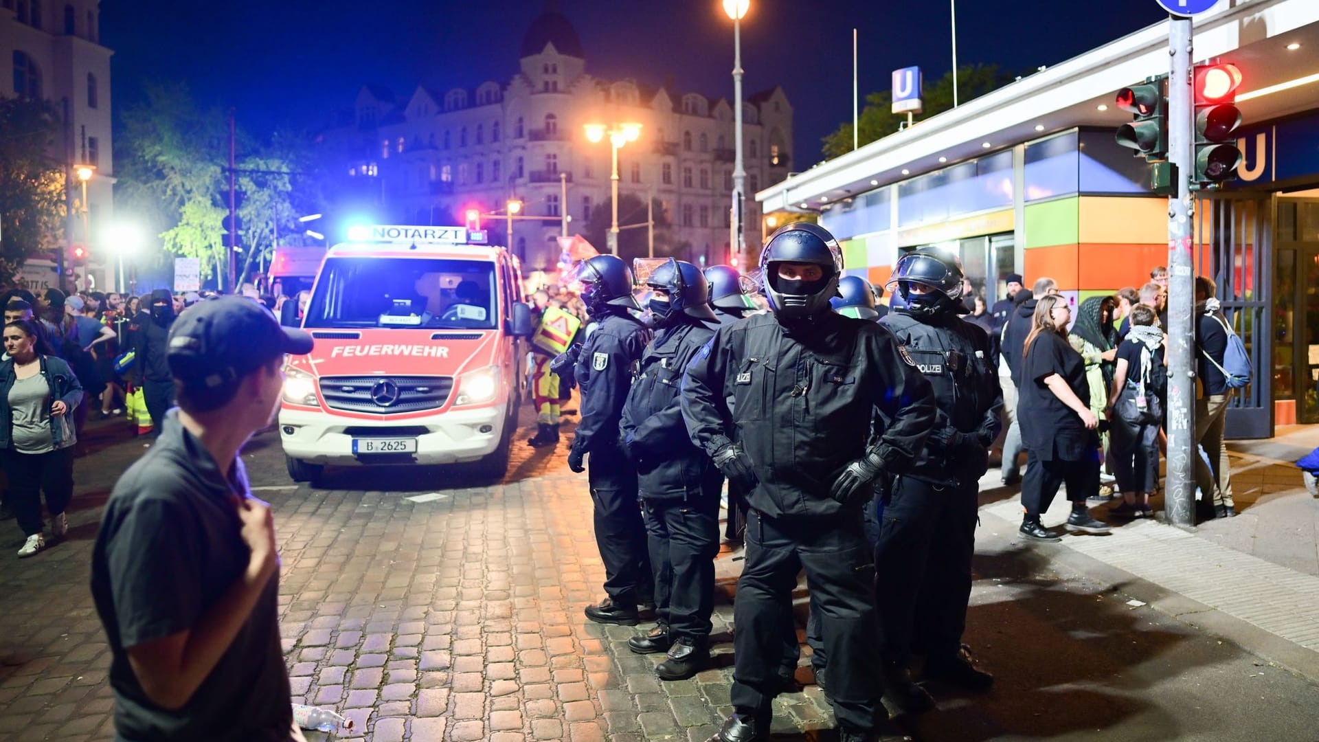 Polizeibeamte stehen nach der "Revolutionären 1. Mai-Demo 2025" am Südstern.