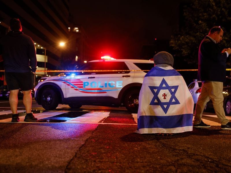 Washington, D.C.: Beamte der Strafverfolgungsbehörden sichern das Gelände vor dem Capital Jewish Museum nach dem Anschlag.