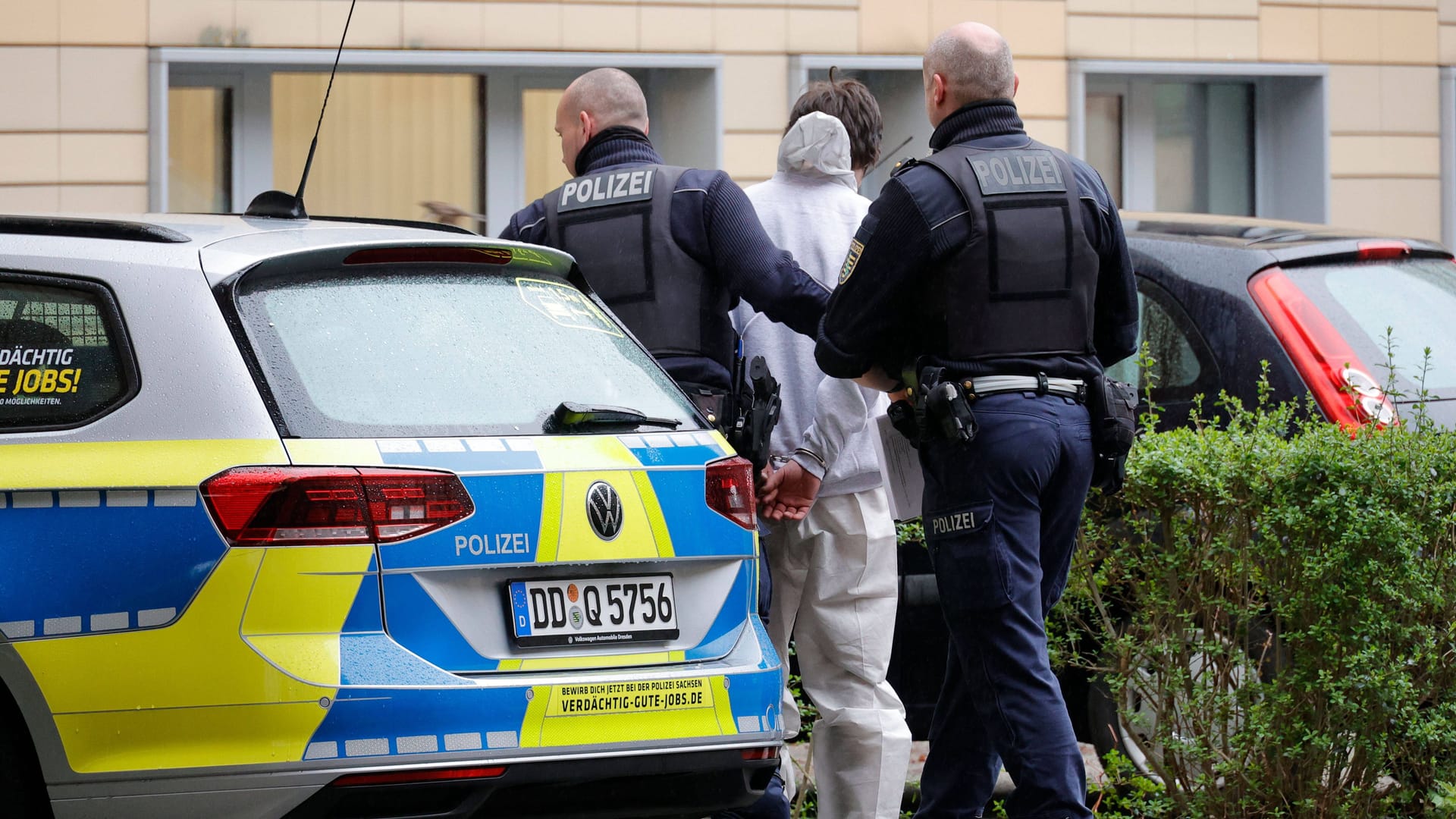 Die Polizei führt einen mutmaßlichen Messerangreifer ab (Archivbild): In Deutschland wird darüber diskutiert, ob junge Straftäter härter bestraft werden können.