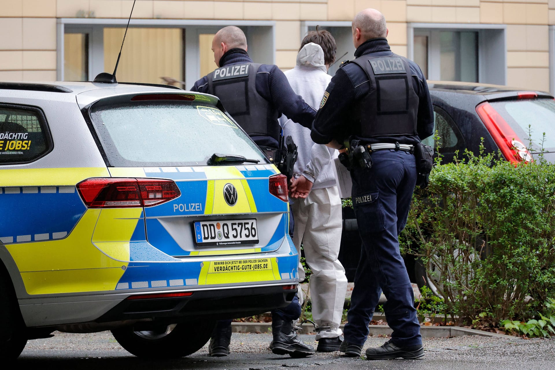 Die Polizei führt einen mutmaßlichen Messerangreifer ab (Archivbild): In Deutschland wird darüber diskutiert, ob junge Straftäter härter bestraft werden können.