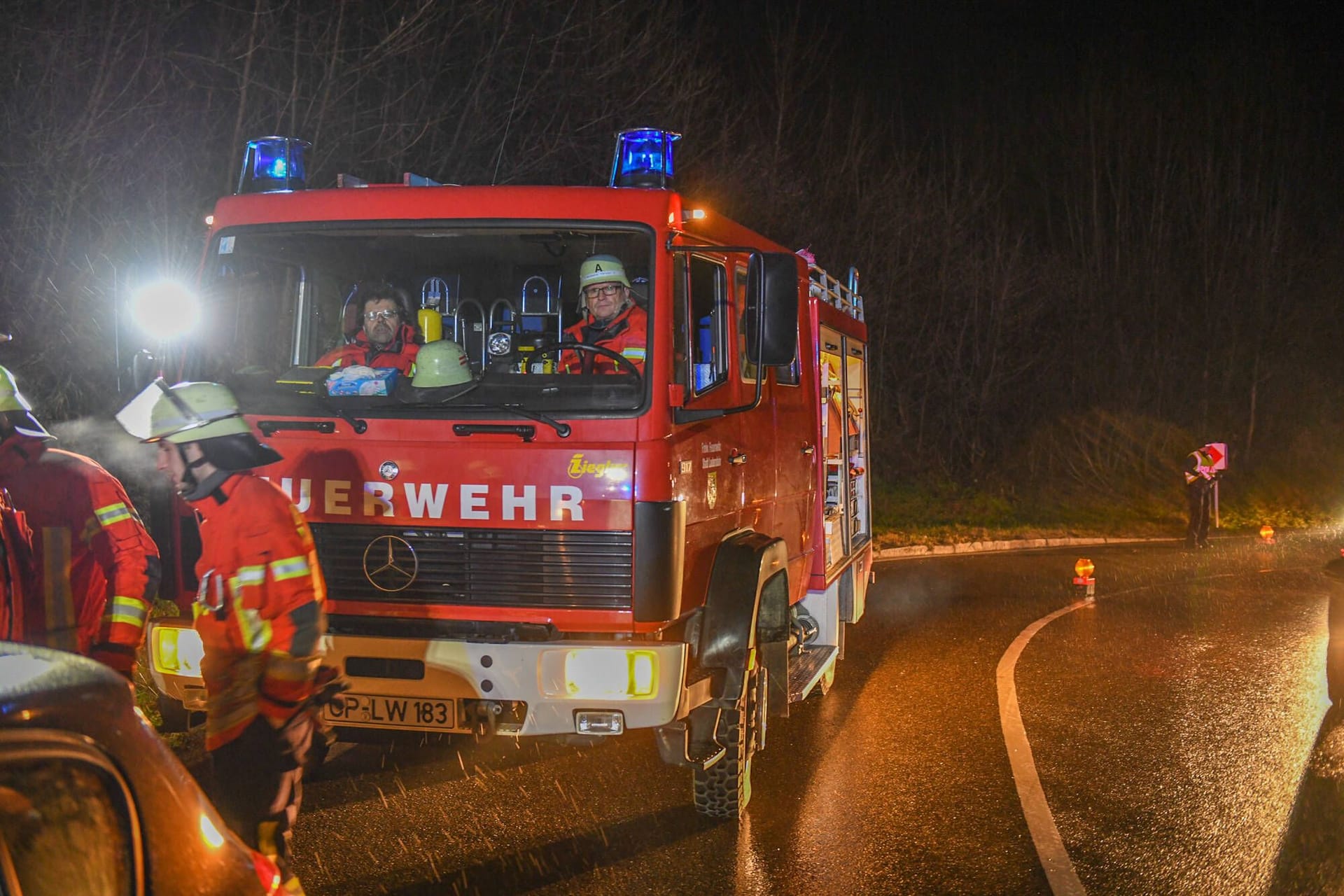 Feuerwehr auf der Bundesstraße 466 (Symbolbild): Der Großeinsatz am Samstag dauerte neun Stunden.