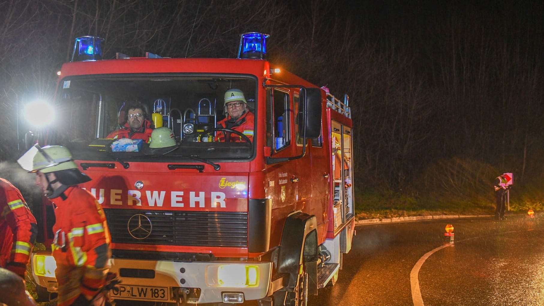 Feuerwehr auf der Bundesstraße 466 (Symbolbild): Der Großeinsatz am Samstag dauerte neun Stunden.