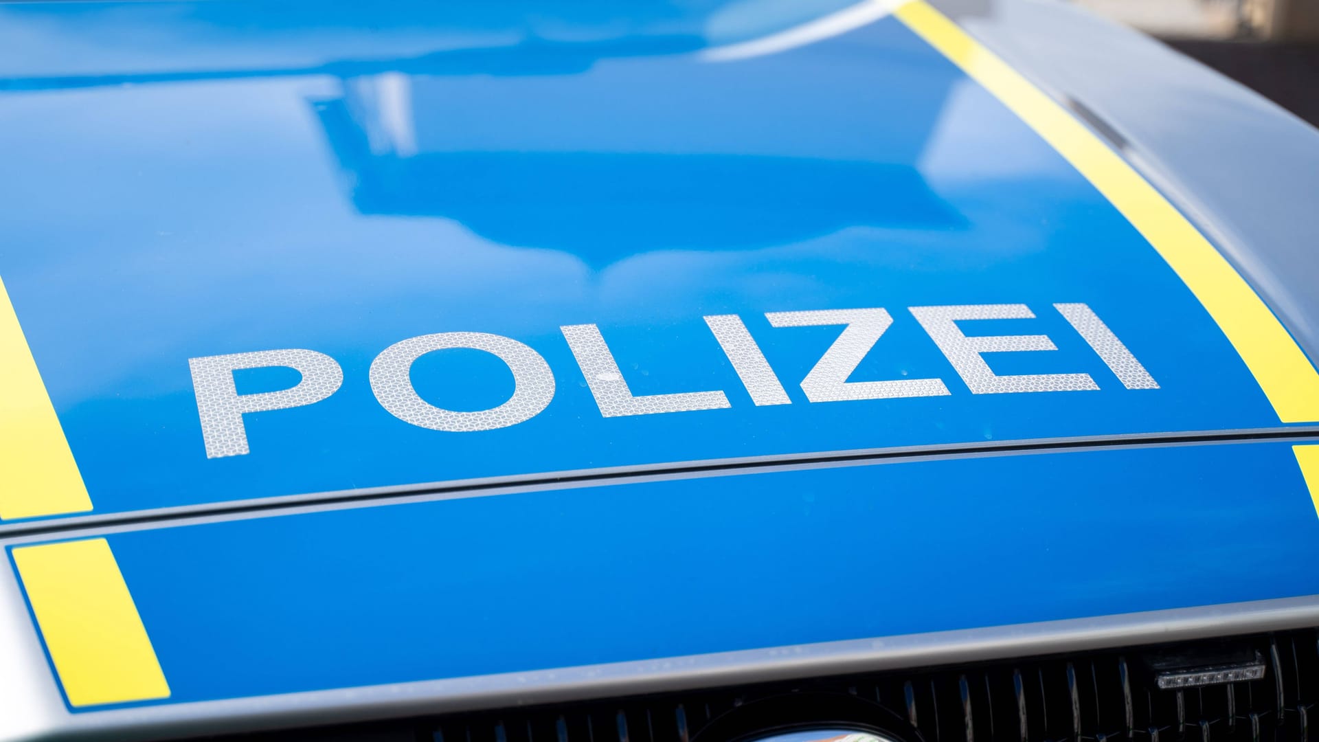 Ein Polizeifahrzeug: In Berlin wurde ein Beamter schwer verletzt.