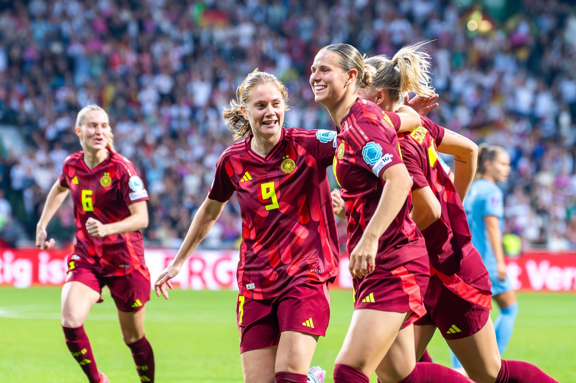 Für die DFB-Frauen gab in Bremen doppelten Grund zur Freude: Mit dem Sieg gegen "Oranje" zeigten sie nicht nur eine stabile Leistung in Offensive und Defensive, sondern zogen als Gruppensieger auch ins Final Four der Nations League ein. Mehrere Akteurinnen wussten dabei zu überzeugen. Die Einzelkritik. Für die DFB-Frauen gab in Bremen doppelten Grund zur Freude: Mit dem Sieg gegen "Oranje" zeigten sie nicht nur eine stabile Leistung in Offensive und Defensive, sondern zogen als Gruppensieger auch ins Final Four der Nations League ein. Mehrere Akteurinnen wussten dabei zu überzeugen. Die Einzelkritik.