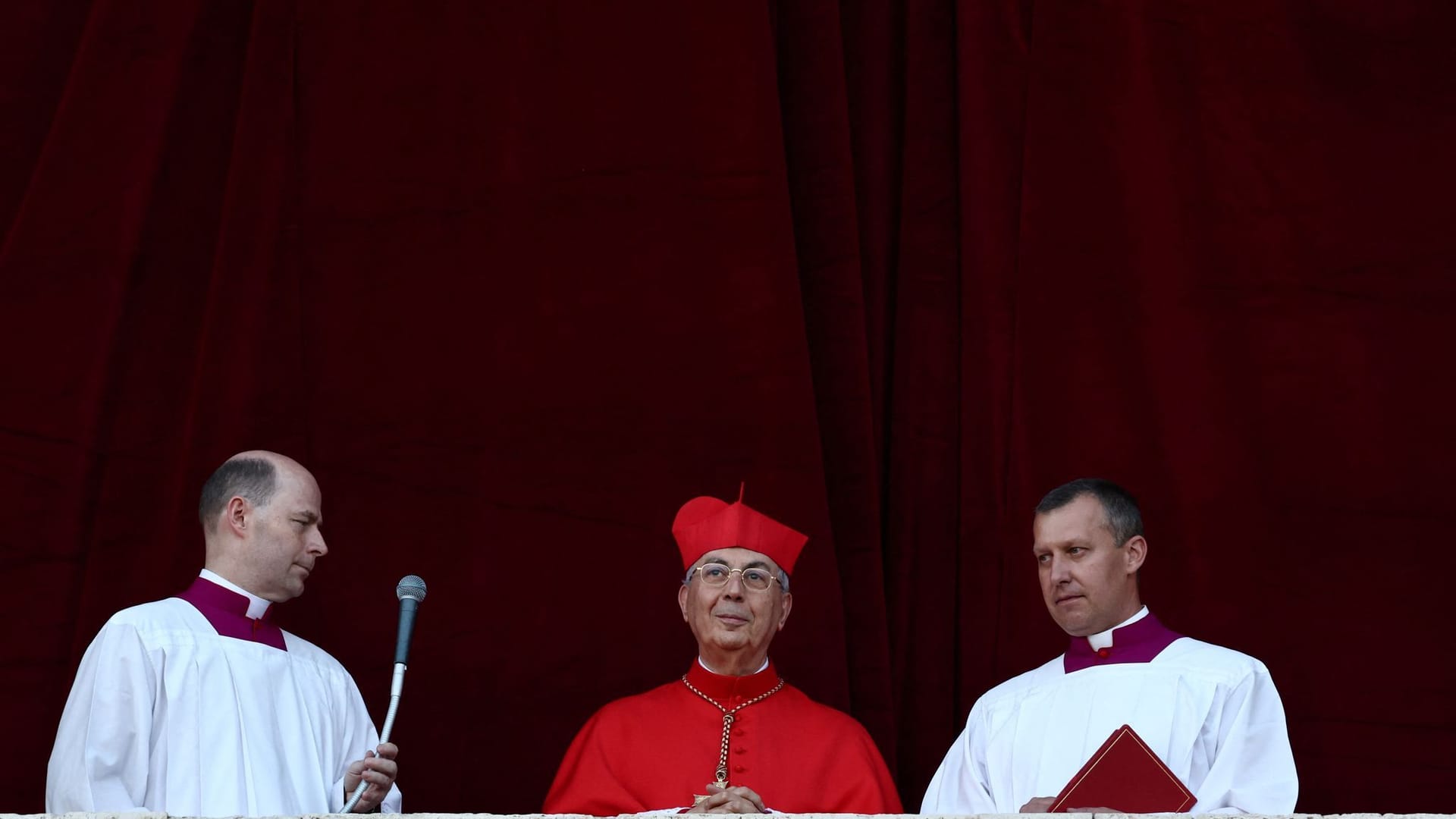 Der neue Papst tritt vor die jubelnde Menge auf dem Petersplatz.