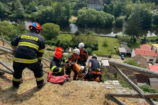 Helfer an der Stadtmauer: Laut Polizei stürzte die 57-Jährige rund zehn Meter tief.