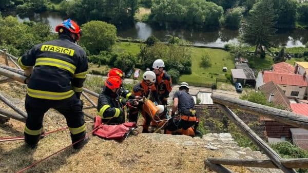 Helfer an der Stadtmauer: Laut Polizei stürzte die 57-Jährige rund zehn Meter tief.