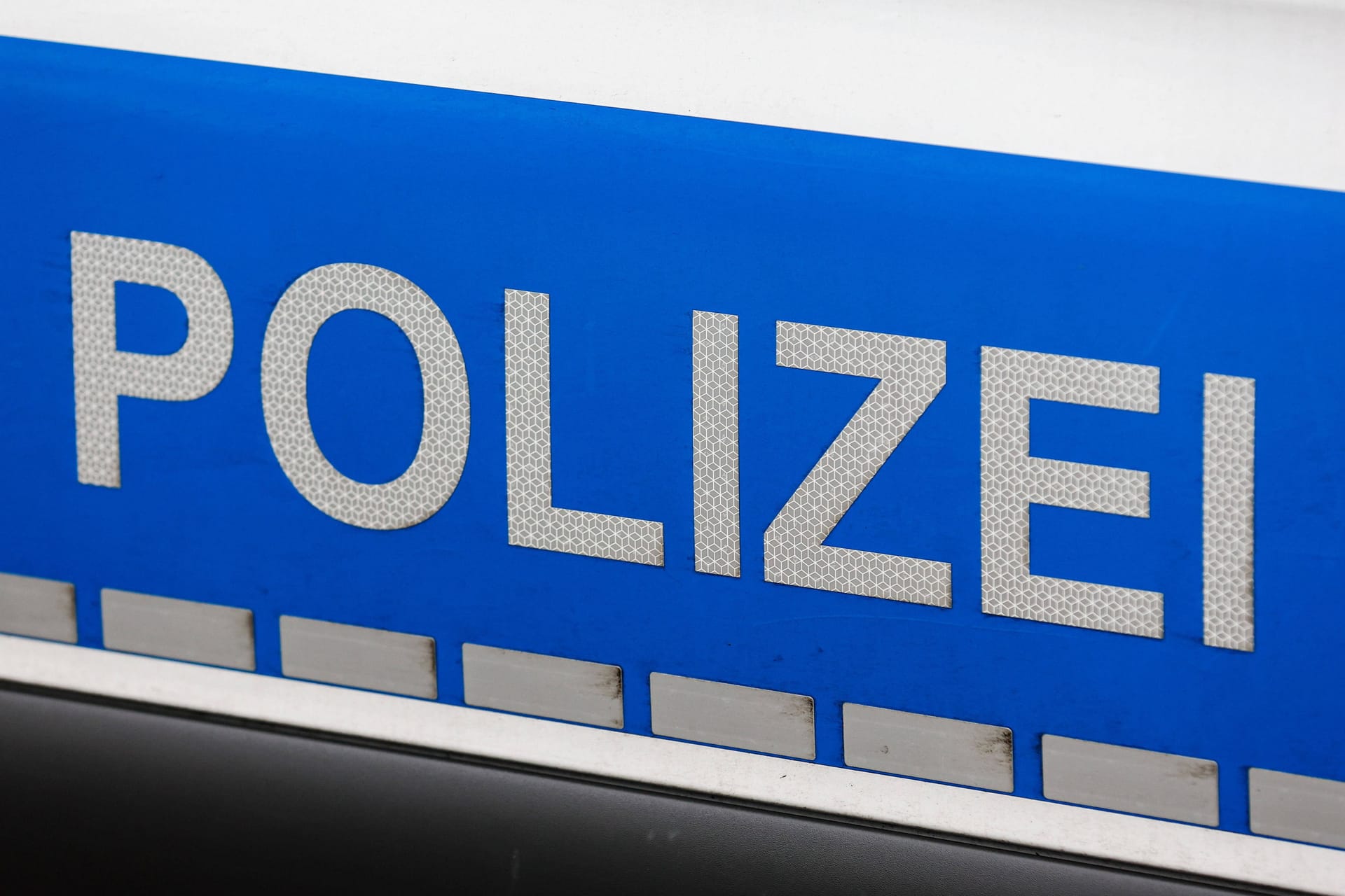 "Polizei" auf einem Einsatzfahrzeug (Symbolbild): Nach den Angriffen in Dresden laufen die Ermittlungen.
