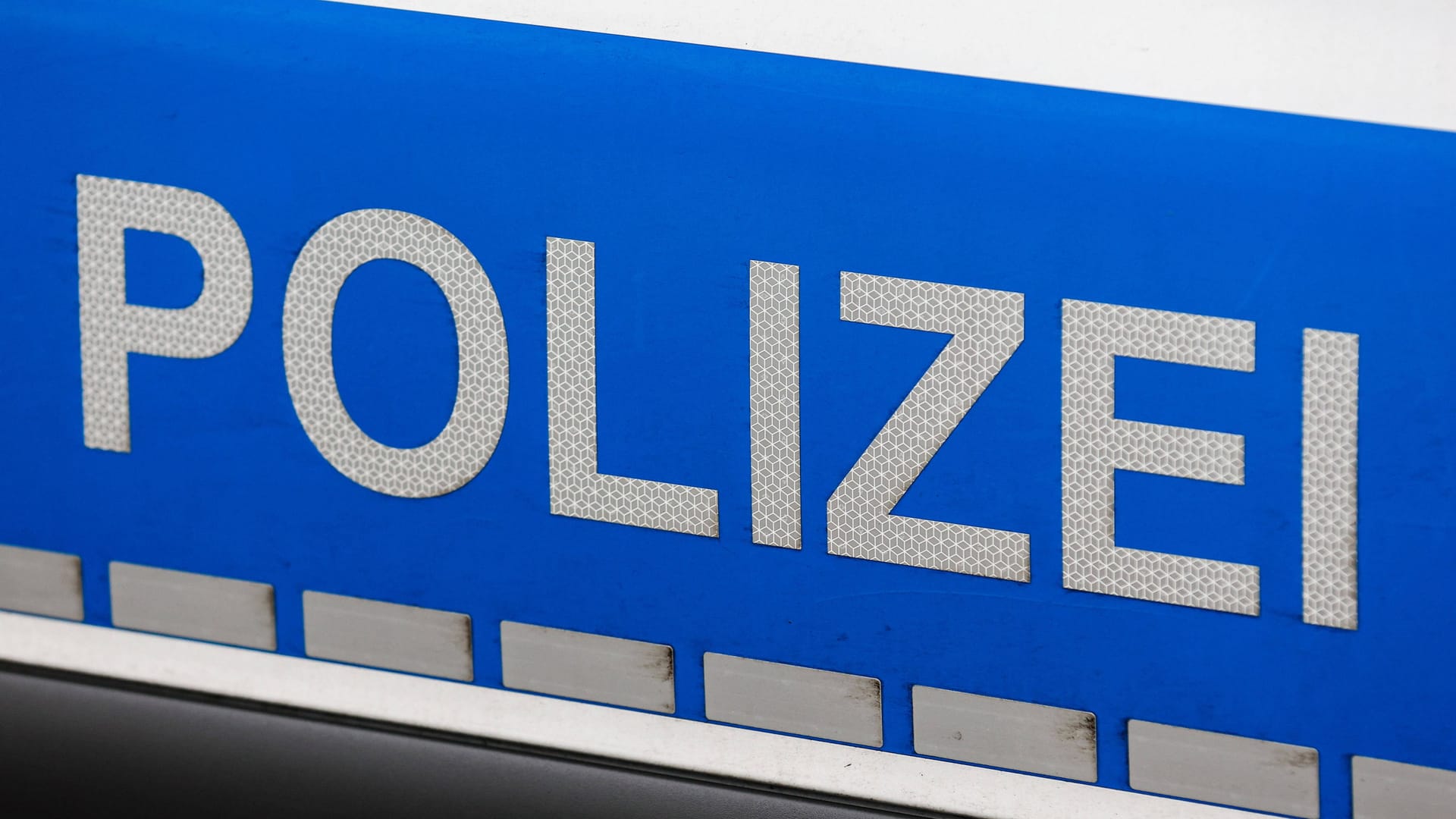 "Polizei" auf einem Einsatzfahrzeug (Symbolbild): Nach den Angriffen in Dresden laufen die Ermittlungen. "Polizei" auf einem Einsatzfahrzeug (Symbolbild): Nach den Angriffen in Dresden laufen die Ermittlungen.