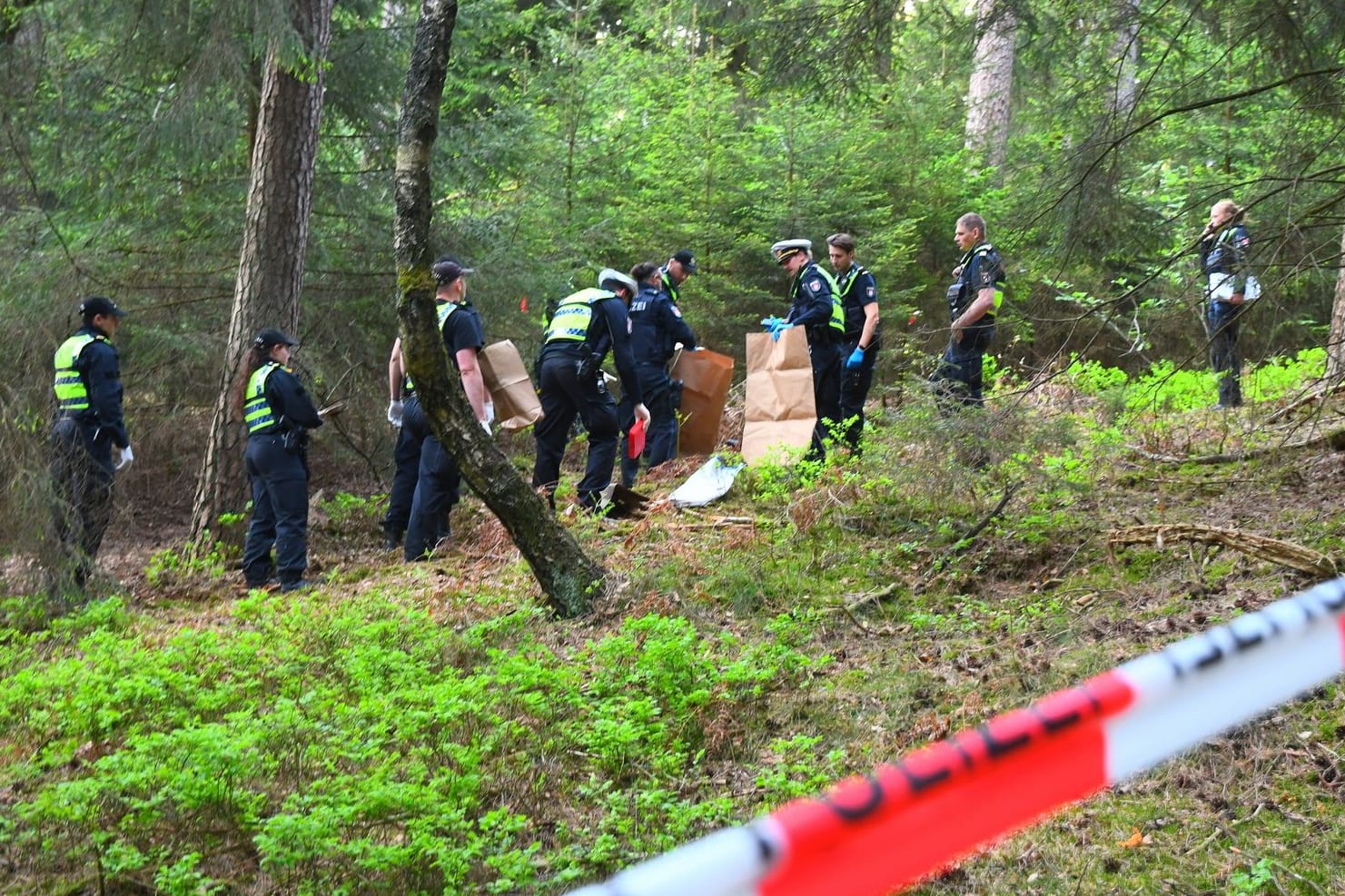 Einsatzkräfte am Abend in der Fischbeker Heide: Der Fundort wurde abgesperrt.