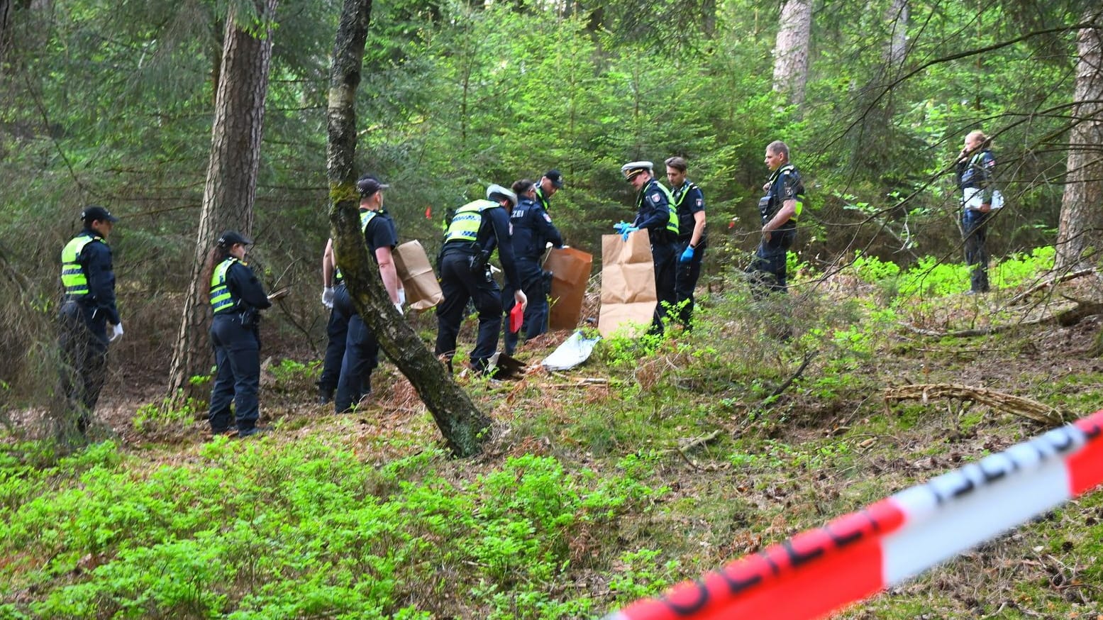 Einsatzkräfte am Abend in der Fischbeker Heide: Der Fundort wurde abgesperrt.