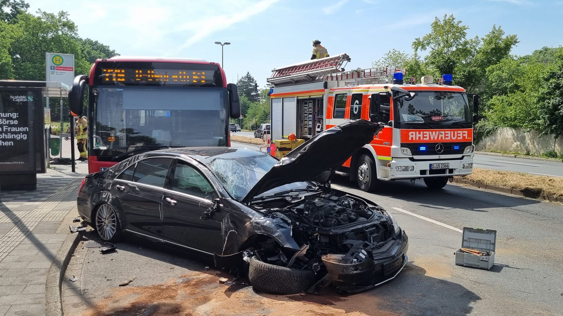 Das Auto war nach dem Unfall stark beschädigt und nicht mehr fahrbereit.