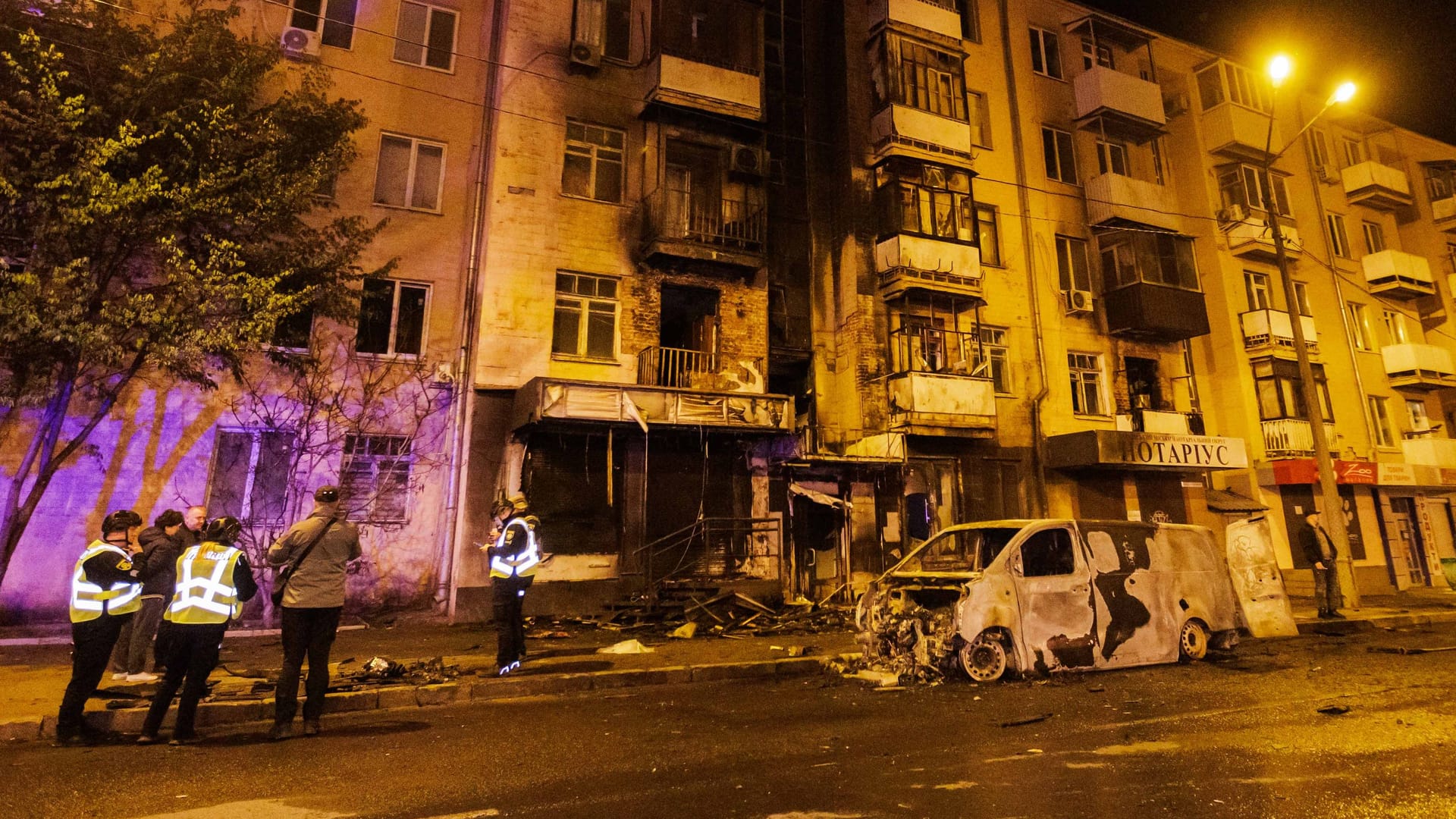 Ein Auto steht nach einem russischen Drohnenangriff vor einem zerstörten Haus in Charkiw: Fast 50 Menschen sind bei den Attacken verletzt worden.