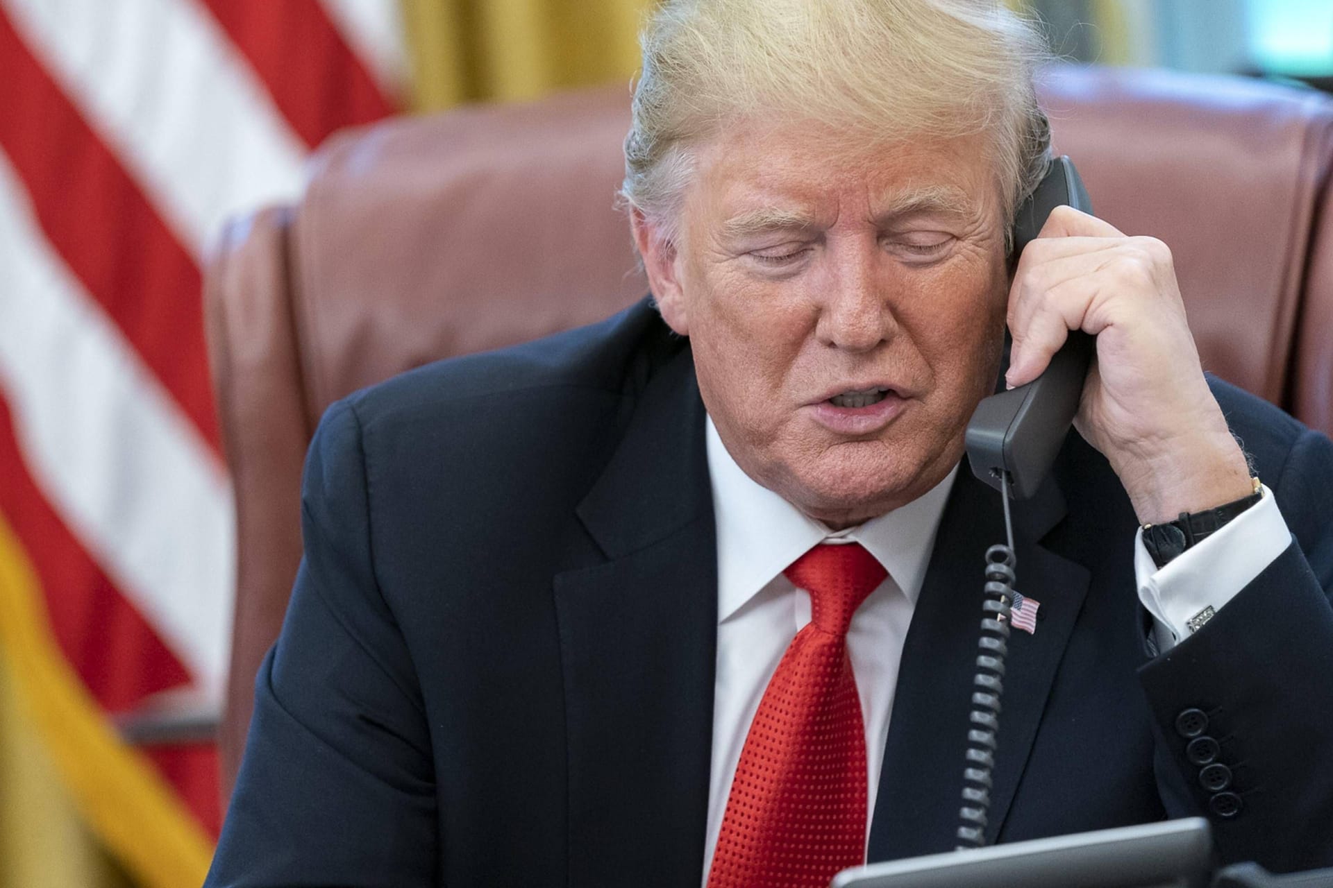 US-Präsident Donald Trump am Telefon im Oval Office des Weißen Hauses (Archivbild).