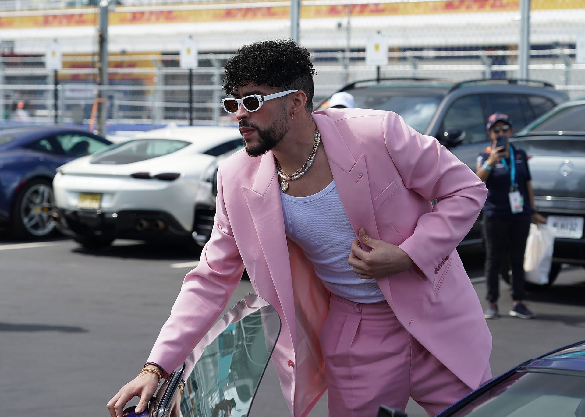 Modisch gewagt, aber beliebt: Bad Bunny auf dem Weg zu einem Formel1-Rennen – als Zuschauer. (Archivfoto)