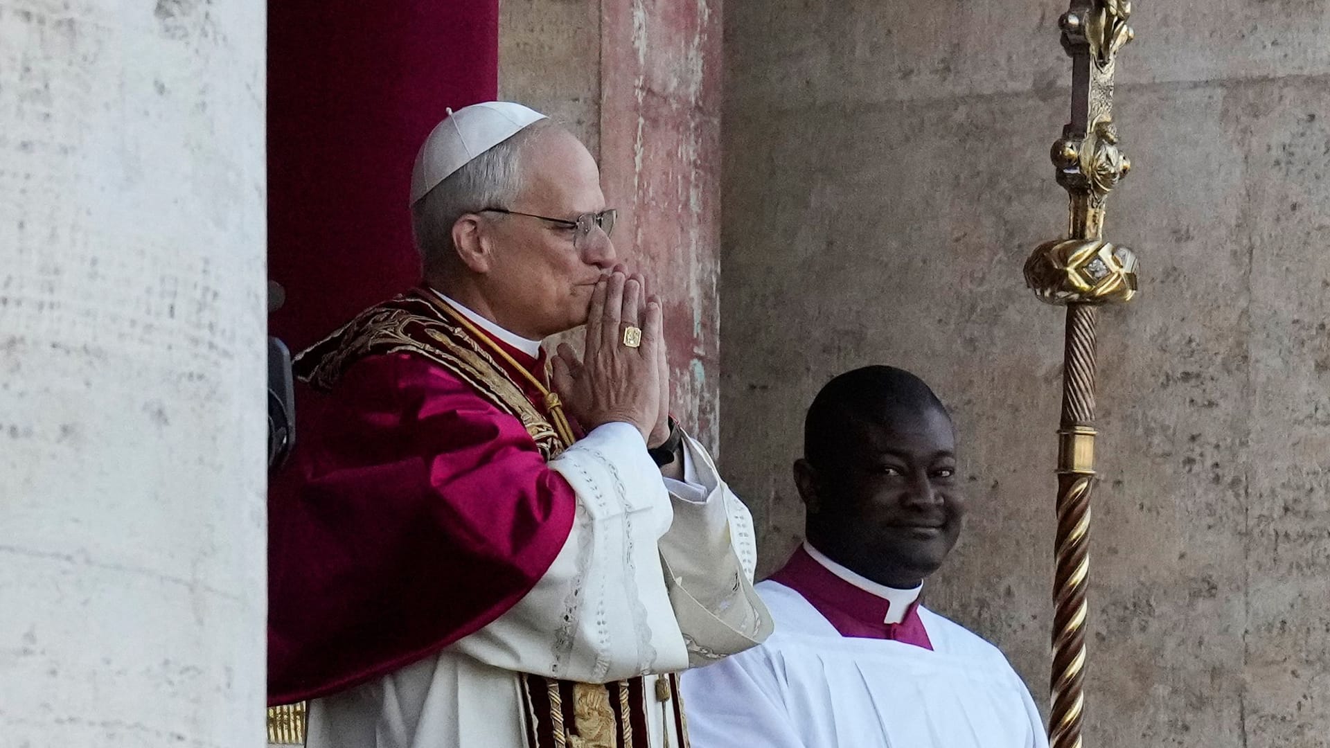 Papst Leo XIV., der US-Amerikaner Robert Prevost, erscheint nach seiner Wahl nach dem Konklave auf dem Balkon des Petersdoms im Vatikan.