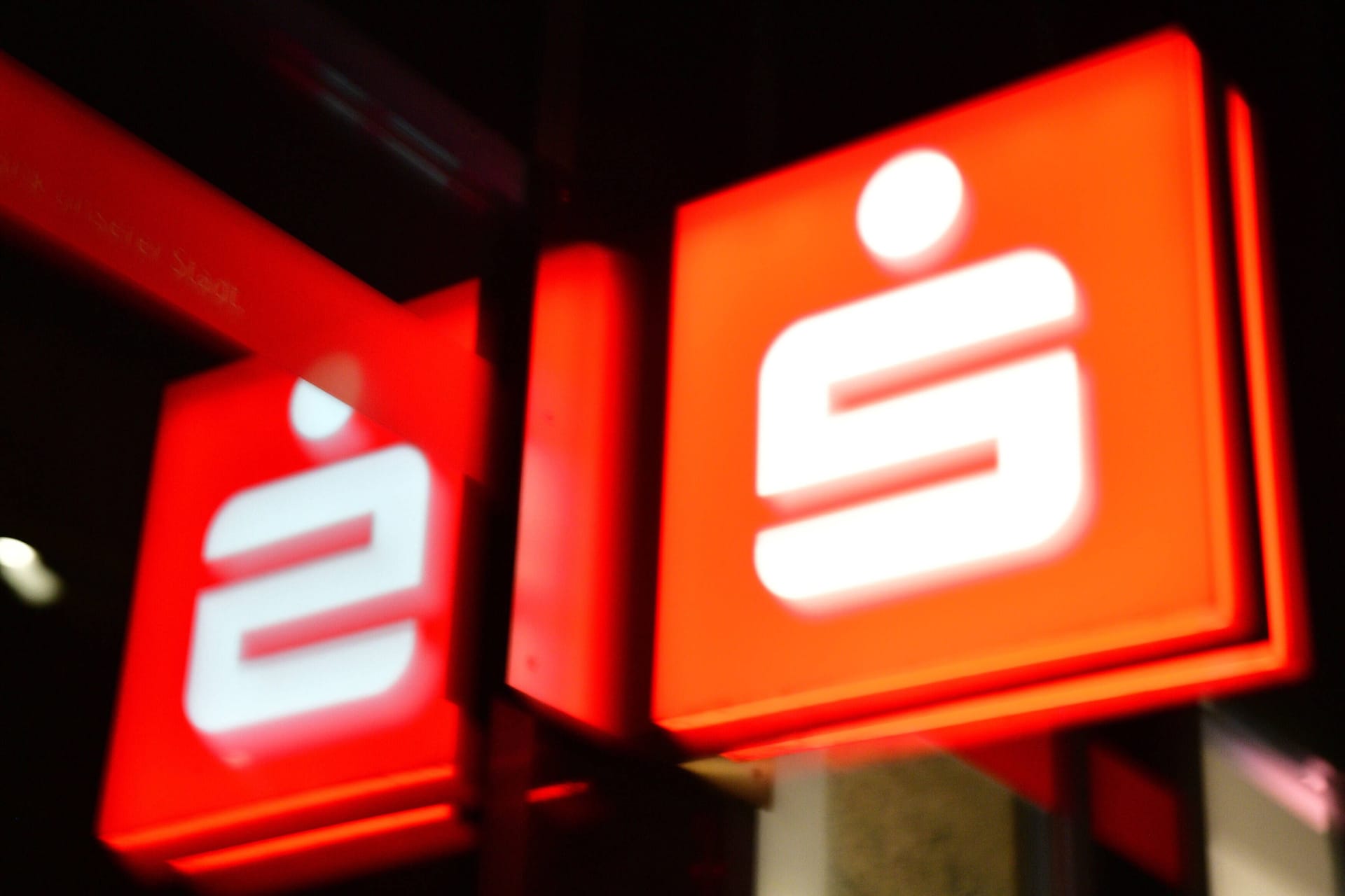 Neonreklame der Stadtsparkasse in München (Symbolfoto): Rund 2400 Kunden bekommen im Schnitt vierstellige Beträge.