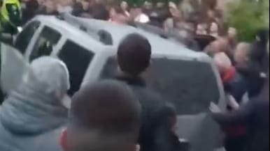 Diese auf X verbreiteten Bilder sollen den Vorfall in Kamjanez-Podilskyj zeigen: Angeblich hatten Soldaten zuvor einen Wehrpflichtigen in das Auto gezerrt.