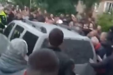 Diese auf X verbreiteten Bilder sollen den Vorfall in Kamjanez-Podilskyj: Angeblich hatten Soldaten zuvor einen Wehrpflichtigen in das Auto gezerrt.
