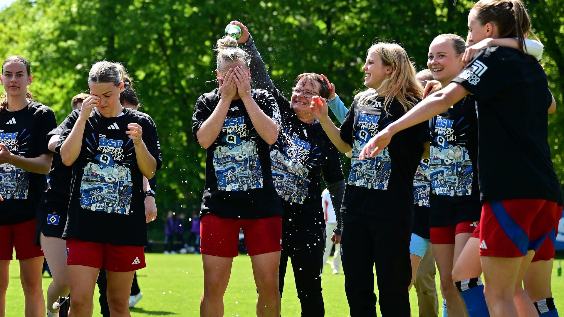 Auch die HSV-Frauen spielen bald 1. Bundesliga: Kapitänin Sarah Stöckmann (m.) bekam eine Bierdusche ab.