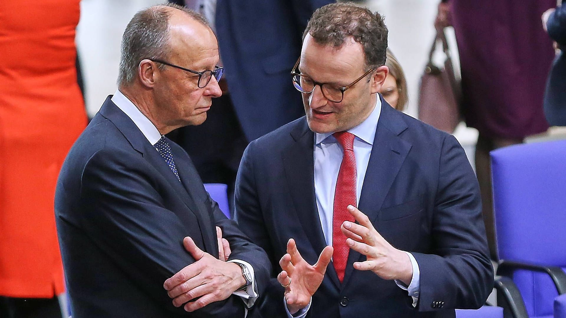 Bundeskanzler Friedrich Merz (links) und Jens Spahn, Fraktionsvorsitzender der Unionsfraktion im Bundestag (rechts, beide CDU): Wie christlich ist die CDU im Jahr 2025?
