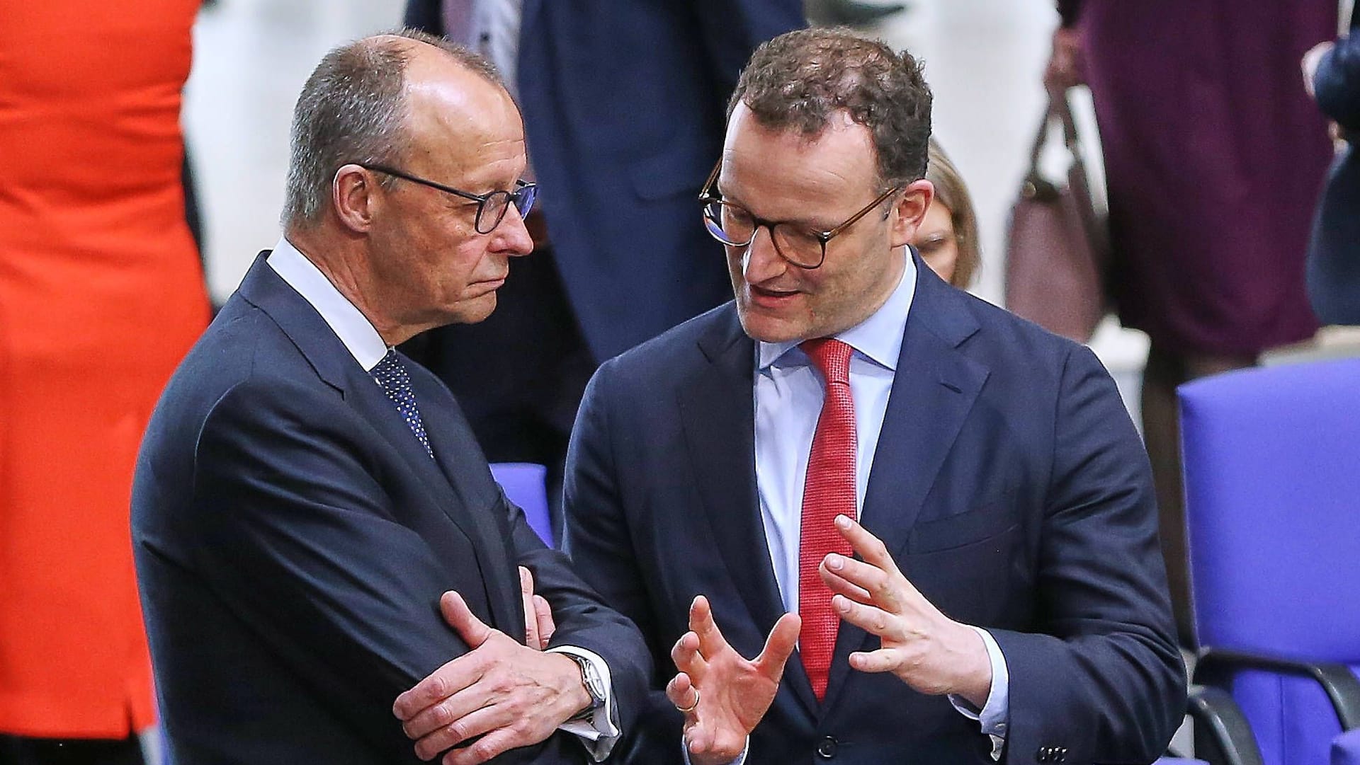 Bundeskanzler Friedrich Merz (links) und Jens Spahn, Fraktionsvorsitzender der Unionsfraktion im Bundestag (rechts, beide CDU): Wie christlich ist die CDU im Jahr 2025?