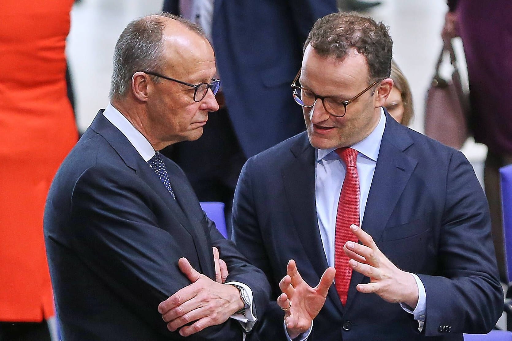 Bundeskanzler Friedrich Merz (links) und Jens Spahn, Fraktionsvorsitzender der Unionsfraktion im Bundestag (rechts, beide CDU): Wie christlich ist die CDU im Jahr 2025?