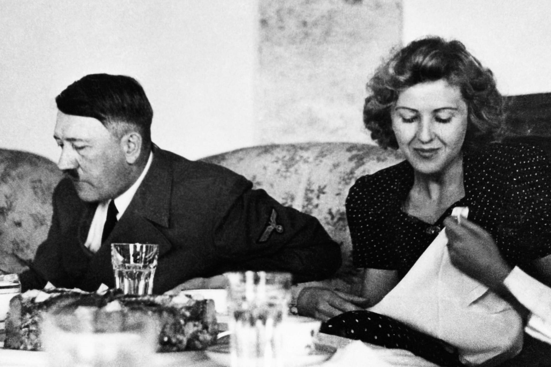Adolf Hitler und Eva Braun an einem Esstisch (Archivfoto): Das Datum der Aufnahme wird auf 1940 geschätzt.