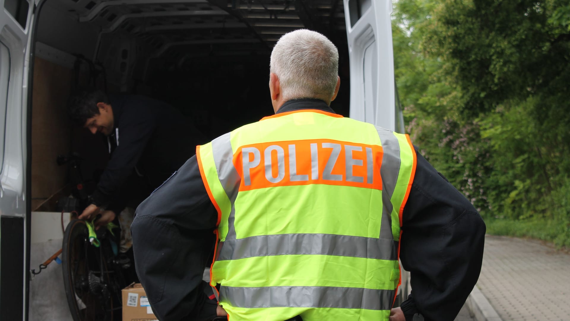Grenzkontrolle: Ein Bundespolizist begutachtet einen Transporter.