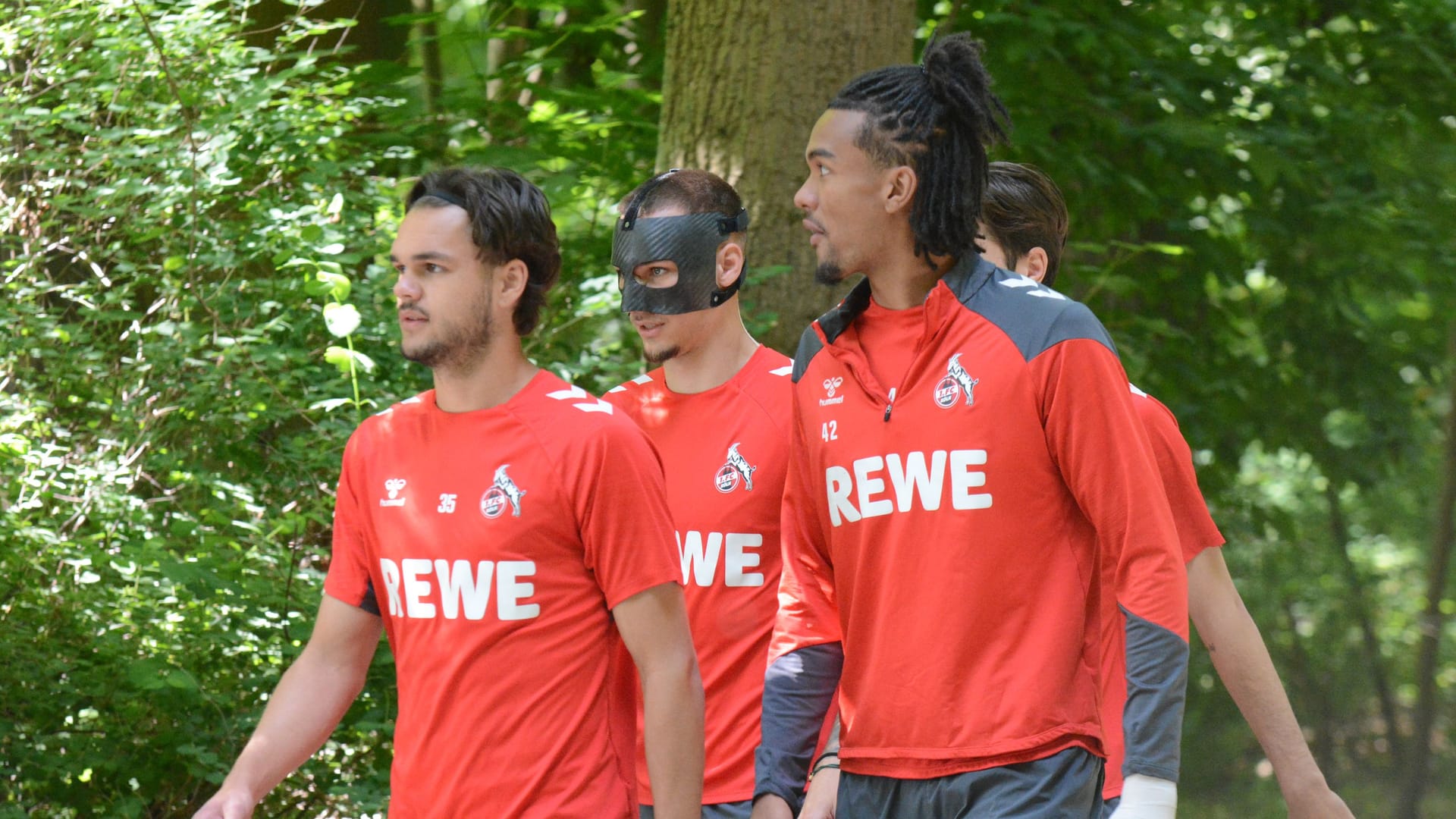 Tim Lemperle kommt am Freitag mit Spezialmaske zum Training des 1. FC Köln.