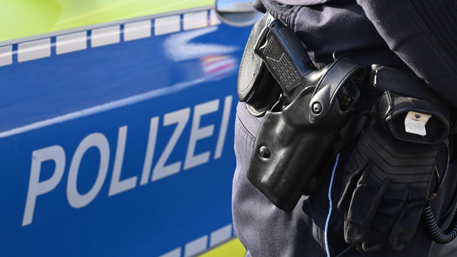Ein Polizist trägt eine Dienstwaffe an seinem Gürtel (Symbolbild). In München wurde ein Mann von Beamten angeschossen.