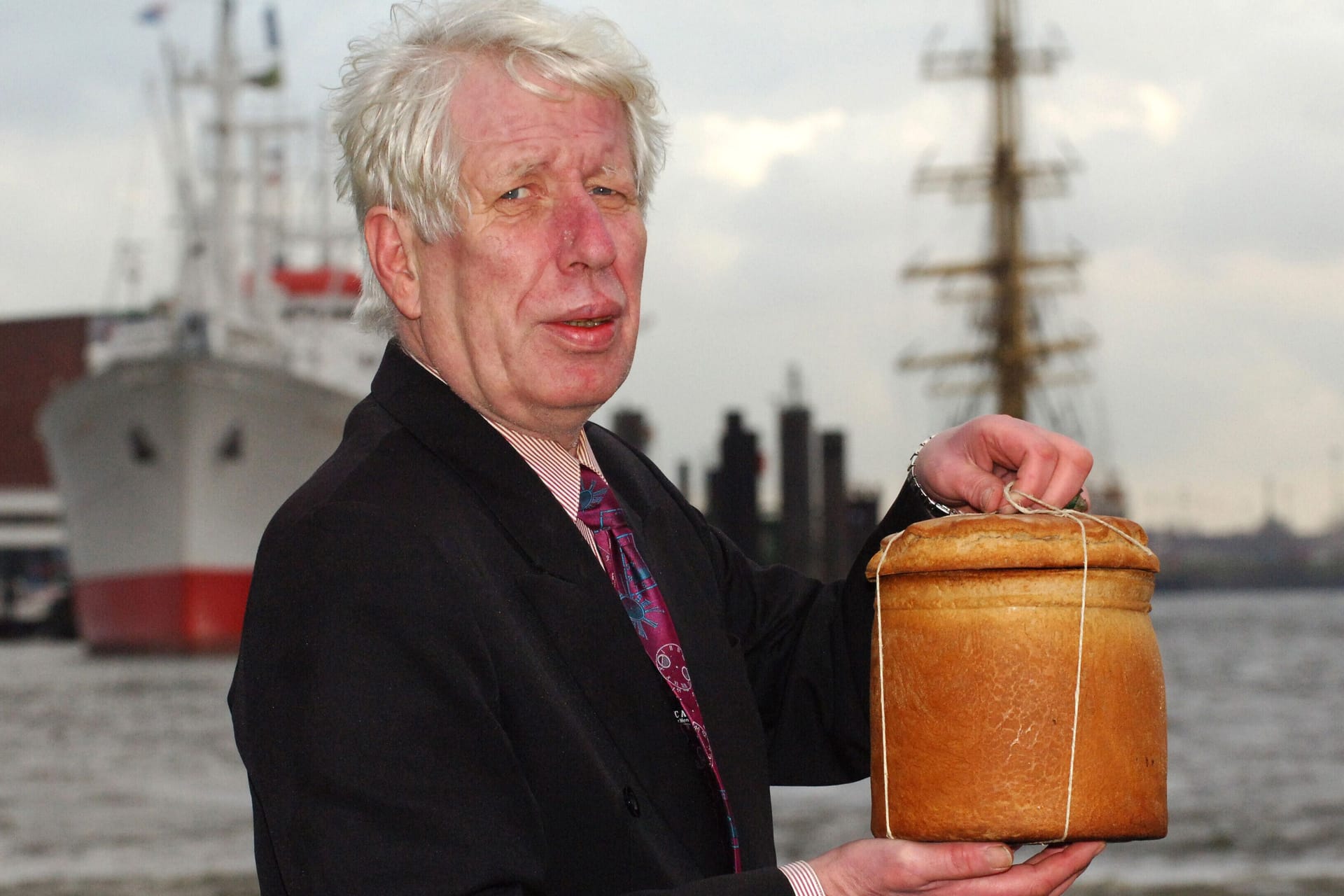 Broder Drees hält eine Brot-Urne in der Hand (Archivbild): Der Hamburger Kneipier und Seebestatter ist mit 78 Jahren gestorben.