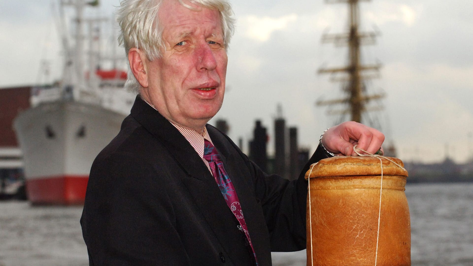 Broder Drees hält eine Brot-Urne in der Hand (Archivbild): Der Hamburger Kneipier und Seebestatter ist mit 78 Jahren gestorben.