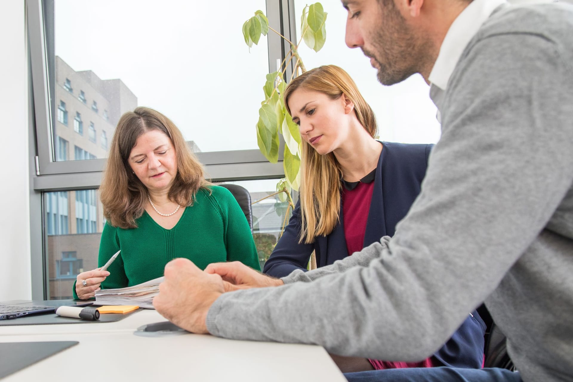 Drei Personen in einem Meeting