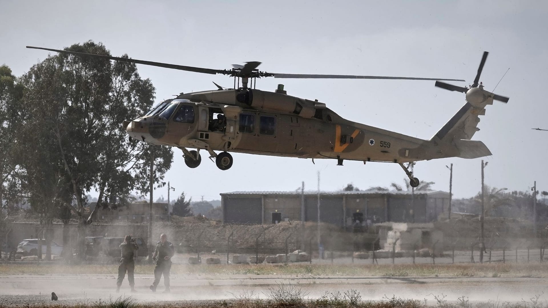Ein Militärhubschrauber bringt Angehörige von Edan Alexander in die Nähe der Grenze zum Gazastreifen.