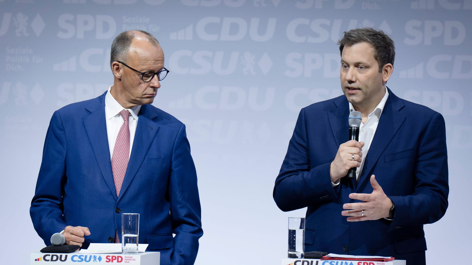 Friedrich Merz (links) zusammen mit dem neuen Vizekanzler und Finanzminister Lars Klingbeil (rechts) bei der Pressekonferenz nach Unterzeichnung des Koalitionsvertrags. Friedrich Merz (links) zusammen mit dem neuen Vizekanzler und Finanzminister Lars Klingbeil (rechts) bei der Pressekonferenz nach Unterzeichnung des Koalitionsvertrags.