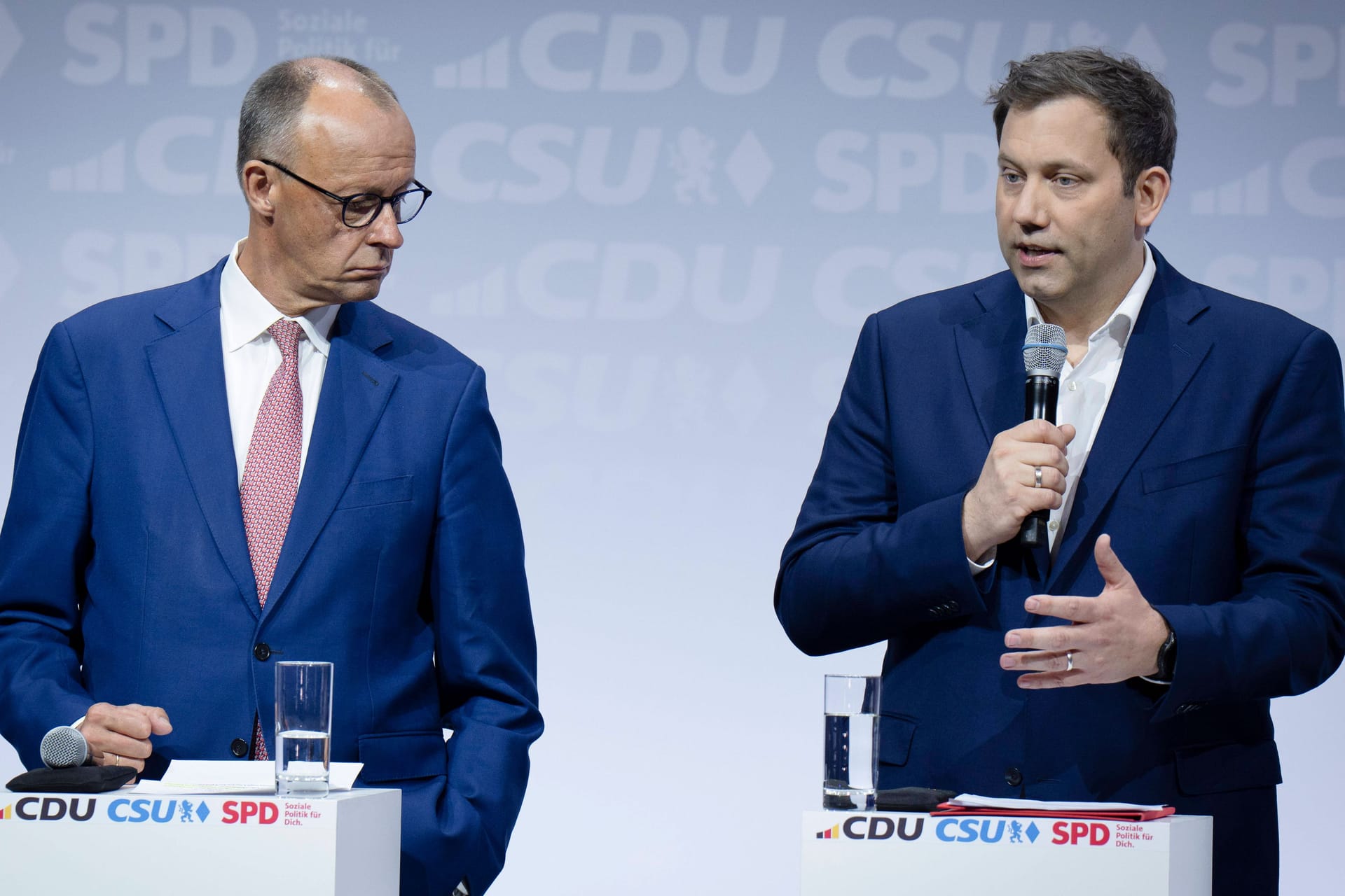 Friedrich Merz (links) zusammen mit dem neuen Vizekanzler und Finanzminister Lars Klingbeil (rechts) bei der Pressekonferenz nach Unterzeichnung des Koalitionsvertrags. Friedrich Merz (links) zusammen mit dem neuen Vizekanzler und Finanzminister Lars Klingbeil (rechts) bei der Pressekonferenz nach Unterzeichnung des Koalitionsvertrags.