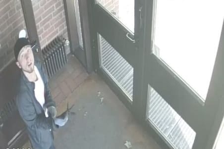 Der Tatverdächtige sieht direkt in die Kamera: Jetzt fahndet die Polizei nach ihm.