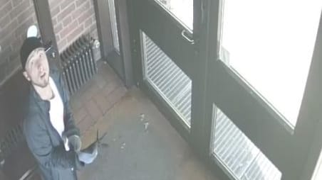 Der Tatverdächtige sieht direkt in die Kamera: Jetzt fahndet die Polizei nach ihm.