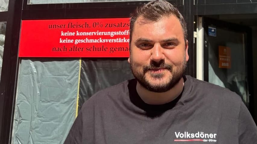 Nuh Dogan vor seiner ersten "Volksdöner"-Filiale: Das Gericht sei "nach alter Schule" gemacht, wirbt er.
