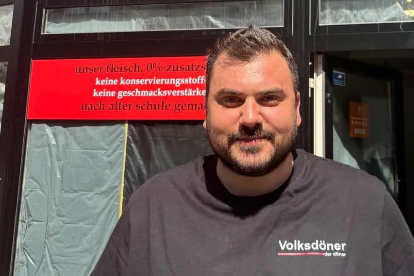 Nuh Dogan vor seiner ersten "Volksdöner"-Filiale: Das Gericht sei "nach alter Schule" gemacht, wirbt er.