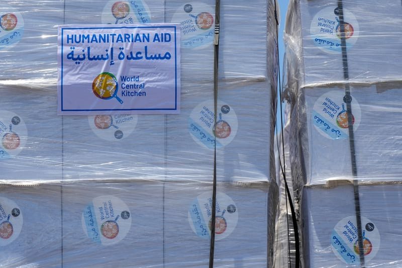 Pakete mit humanitären Hilfsgütern für den Gazastreifen mit dem Logo der World Central Kitchen (WCK) sind am Grenzübergang Kerem Shalom im Süden Israels zu sehen. (Archivbild)