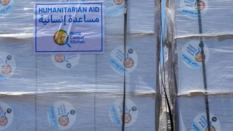 Pakete mit humanitären Hilfsgütern für den Gazastreifen mit dem Logo der World Central Kitchen (WCK) sind am Grenzübergang Kerem Shalom im Süden Israels zu sehen. (Archivbild) Pakete mit humanitären Hilfsgütern für den Gazastreifen mit dem Logo der World Central Kitchen (WCK) sind am Grenzübergang Kerem Shalom im Süden Israels zu sehen. (Archivbild)
