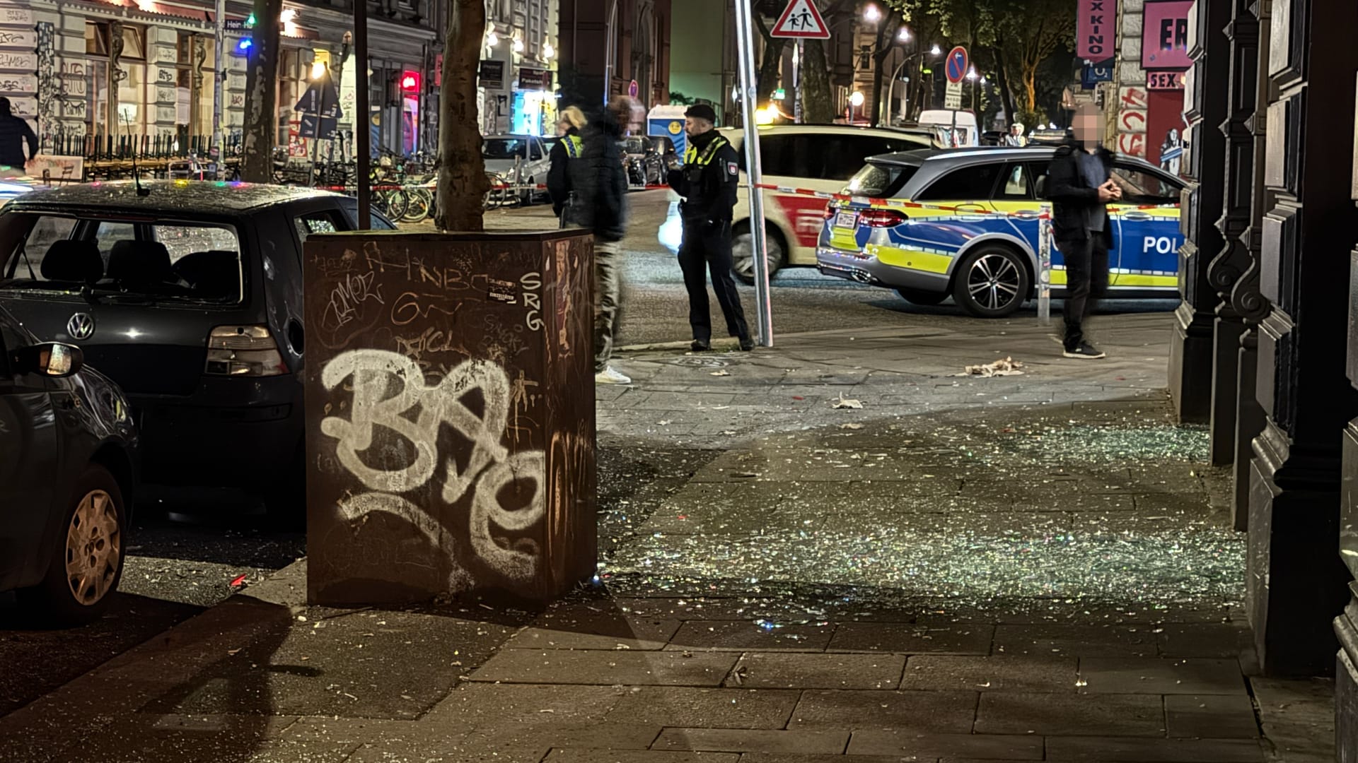 Glassplitter liegen auf dem Boden: Auf St. Pauli ist am Samstagabend ein Sprengkörper vor einem Restaurant explodiert.