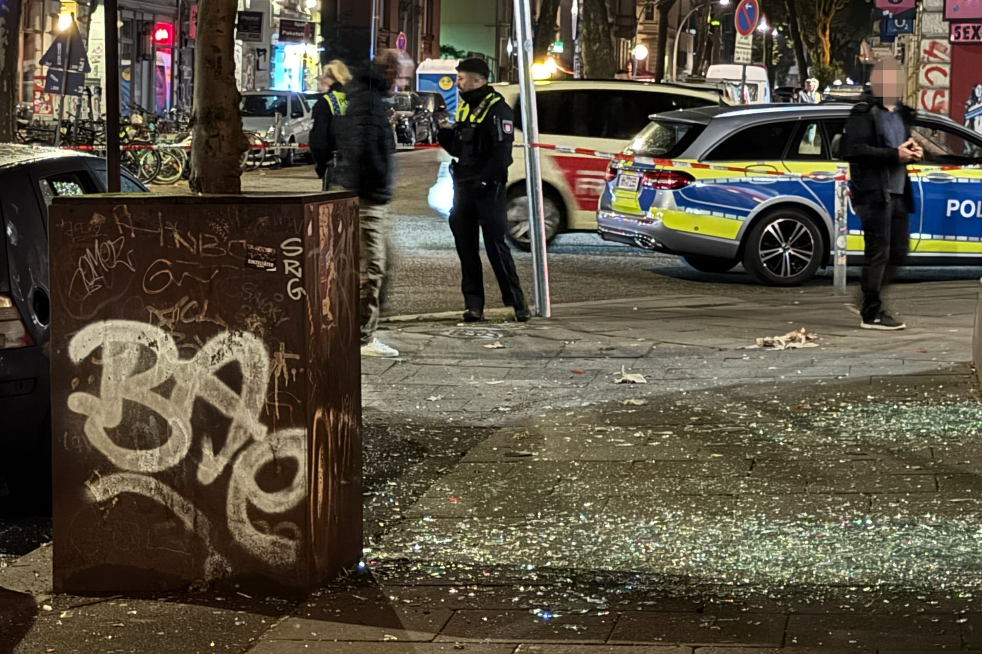 Glassplitter liegen auf dem Boden: Auf St. Pauli ist am Samstagabend ein Sprengkörper vor einem Restaurant explodiert.