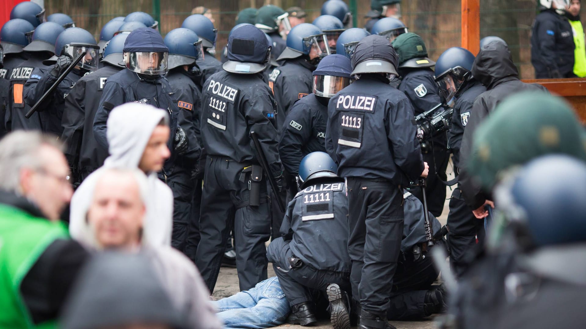 Polizisten bei einem Fußballspiel der Regionalliga (Symbolbild): Mehrere Beamte zogen sich bei der Auseinandersetzung Verletzungen zu. Polizisten bei einem Fußballspiel der Regionalliga (Symbolbild): Mehrere Beamte zogen sich bei der Auseinandersetzung Verletzungen zu.