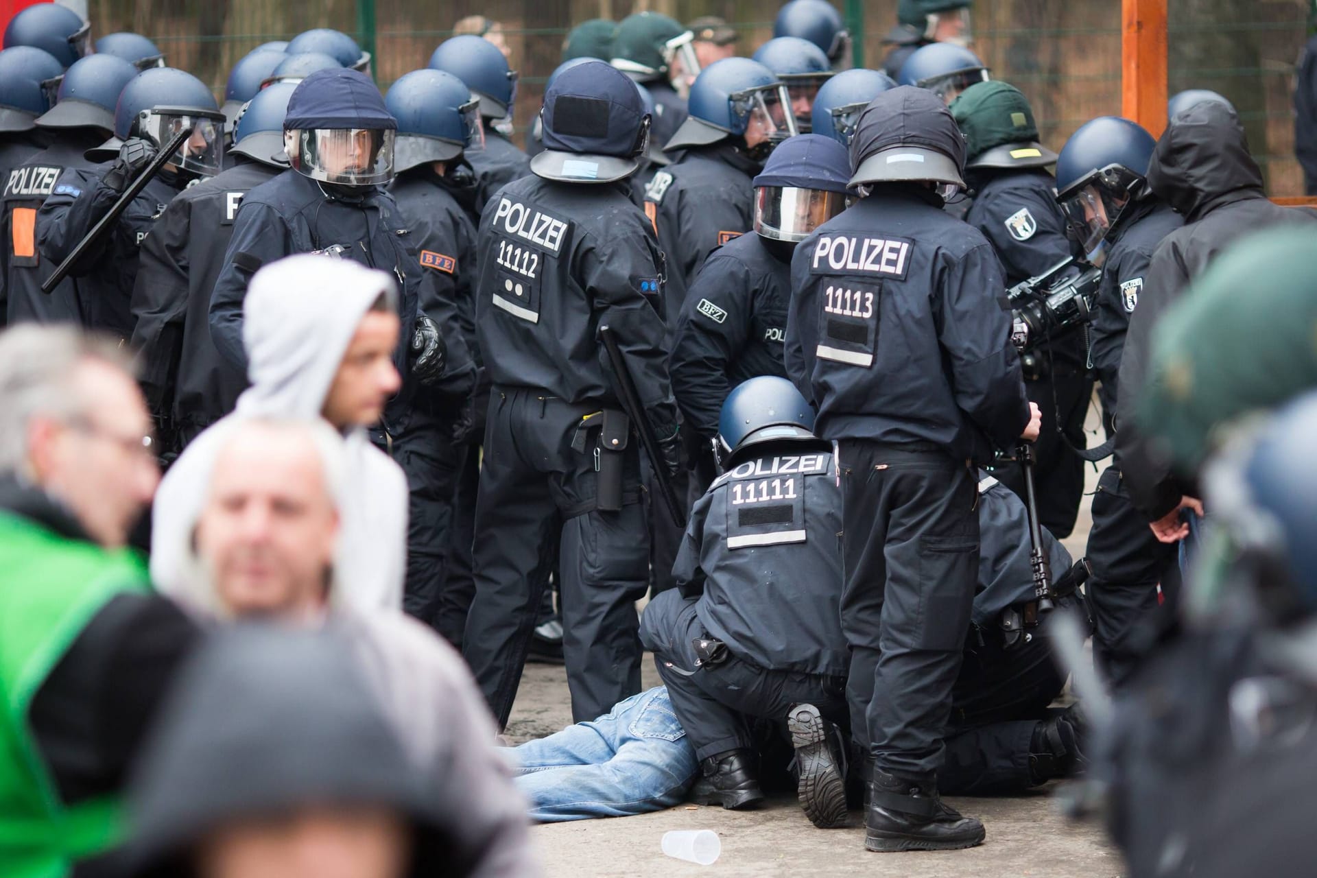 Polizisten bei einem Fußballspiel der Regionalliga (Symbolbild): Mehrere Beamte zogen sich bei der Auseinandersetzung Verletzungen zu.