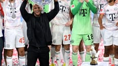 Kakadu auf dem Podest: Bayern-Trainer gibt Rätsel auf